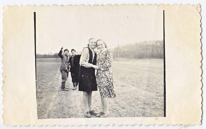  Emilija Petrauskaitė (centre iš kairės pirma) su draugais, dešinėje pusėje matosi Jono Levanavičiaus miškelis 